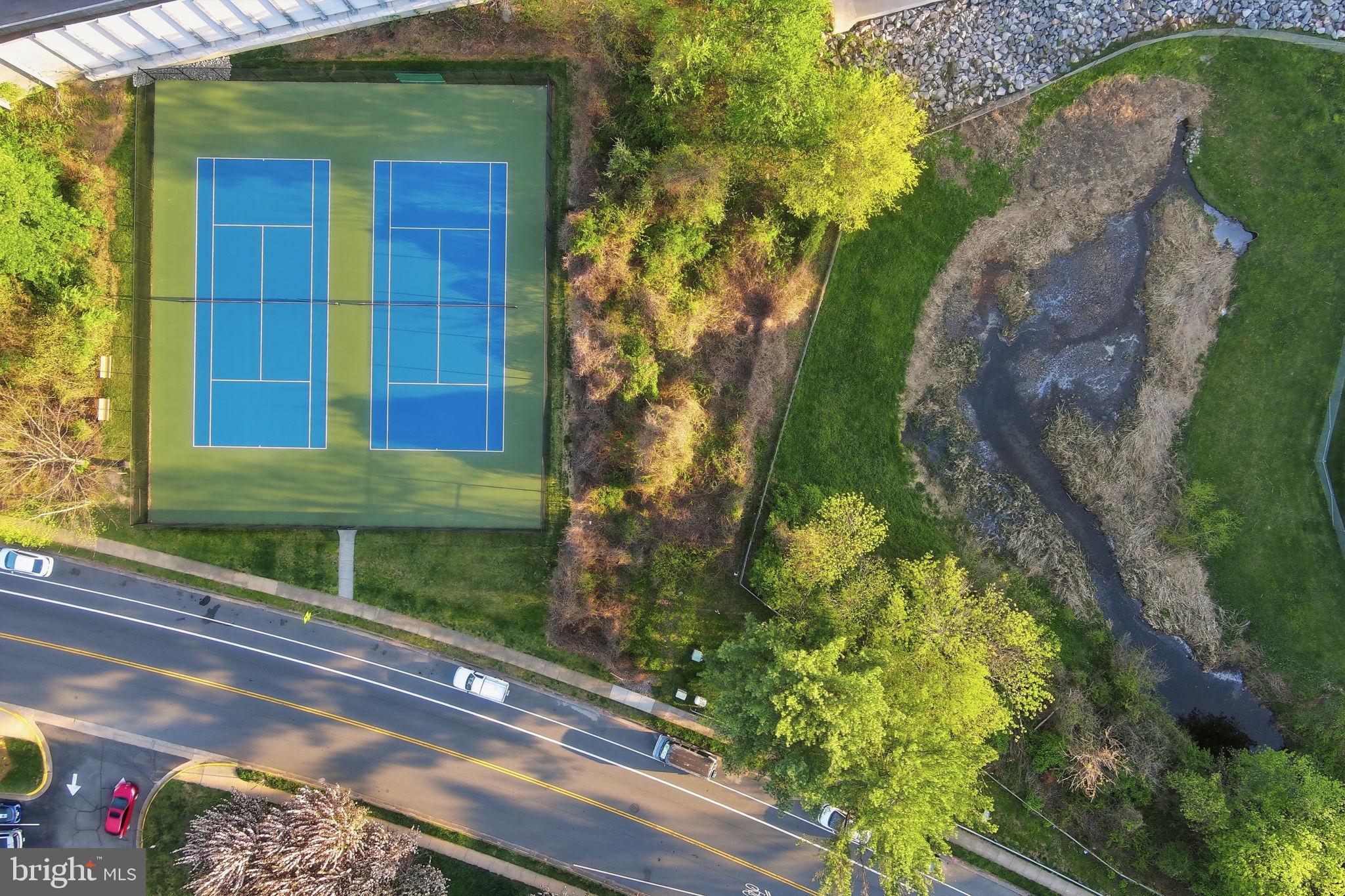 OAKTON VILLAGE - Residential