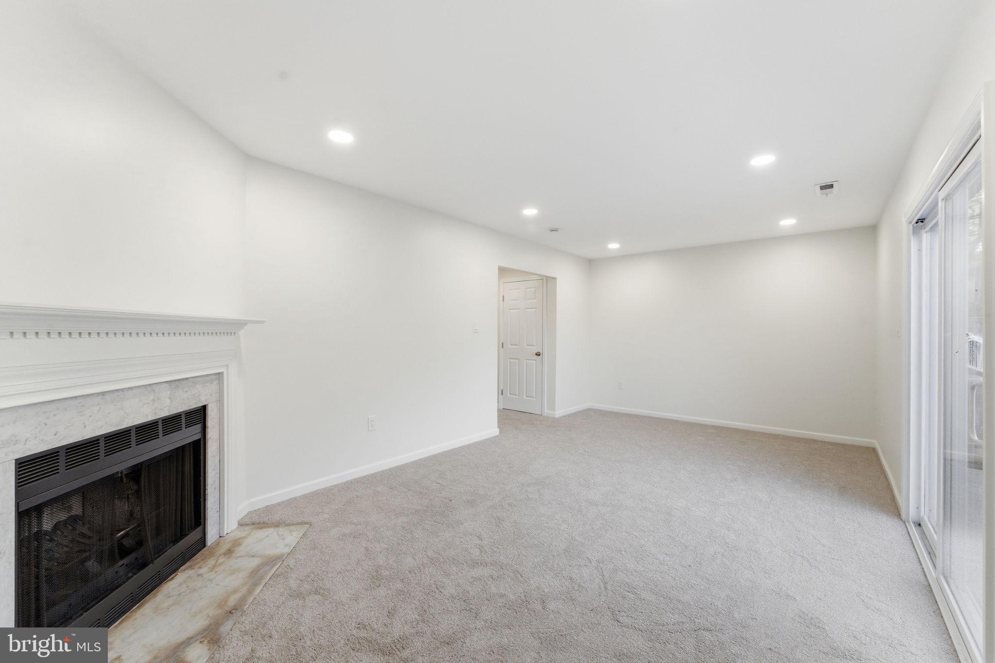 OAKTON VILLAGE - Residential