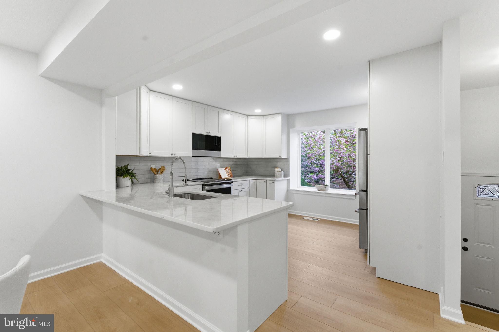 OAKTON VILLAGE - Residential