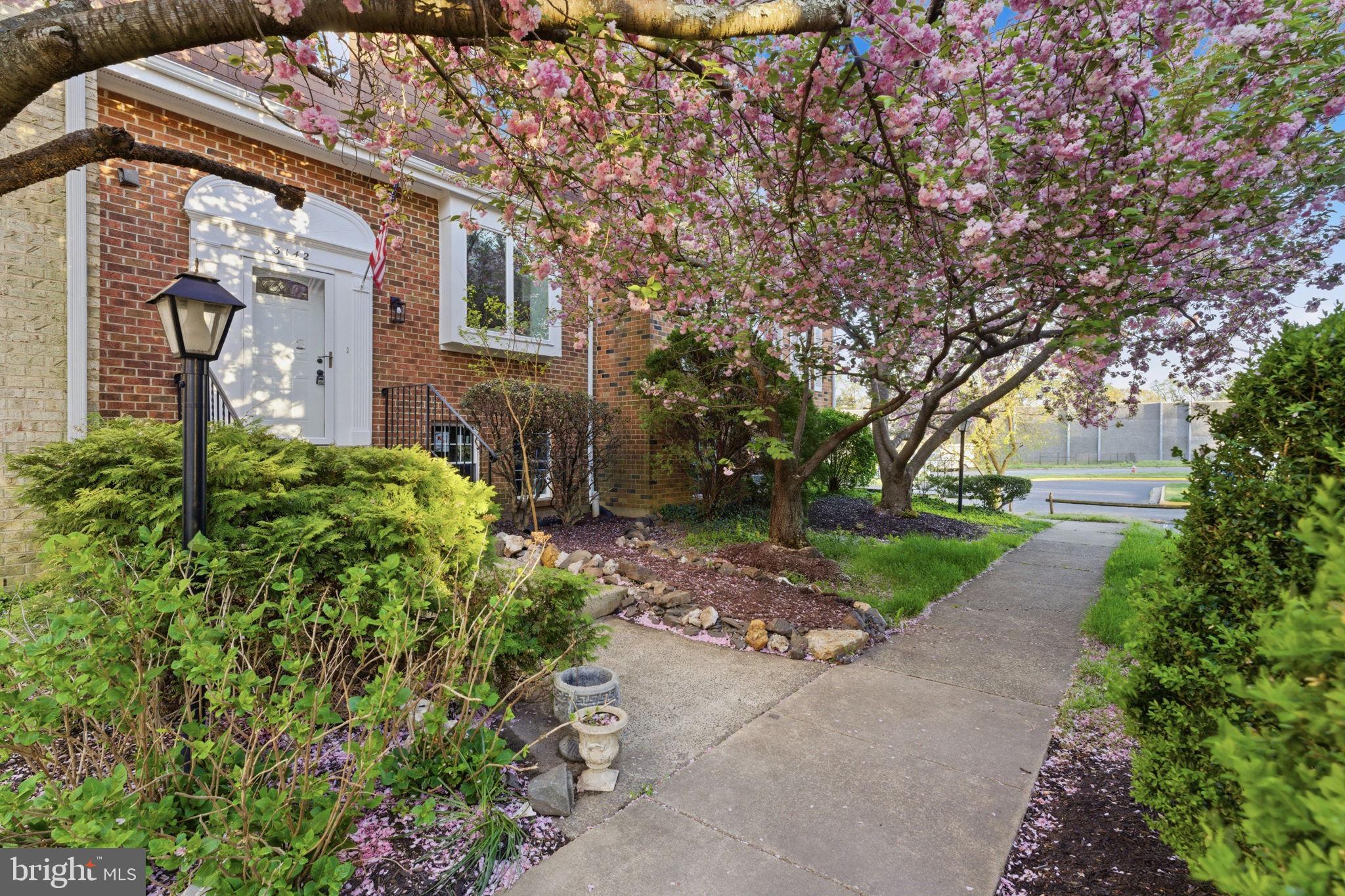 OAKTON VILLAGE - Residential