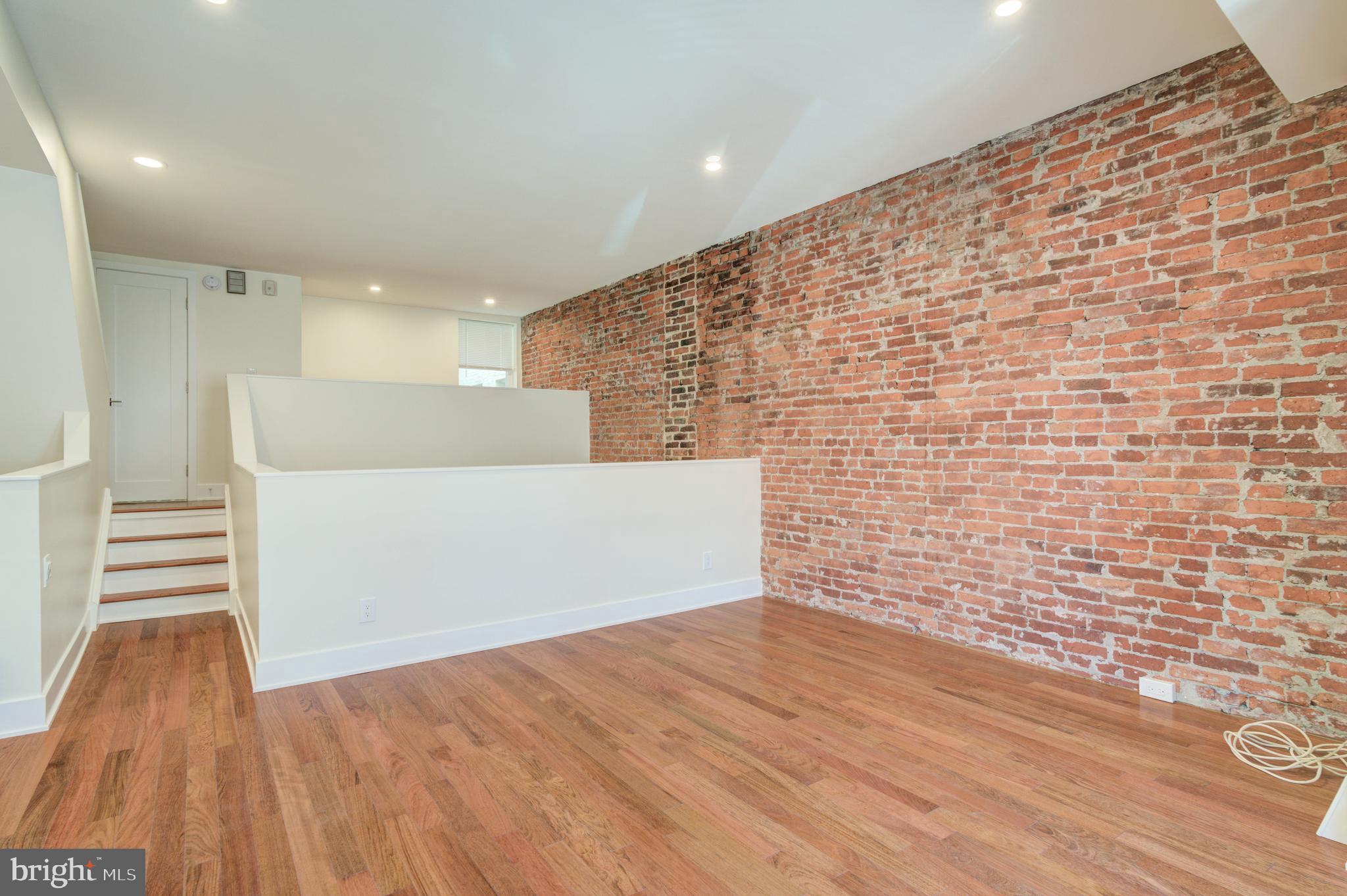 QUEEN VILLAGE - Residential
