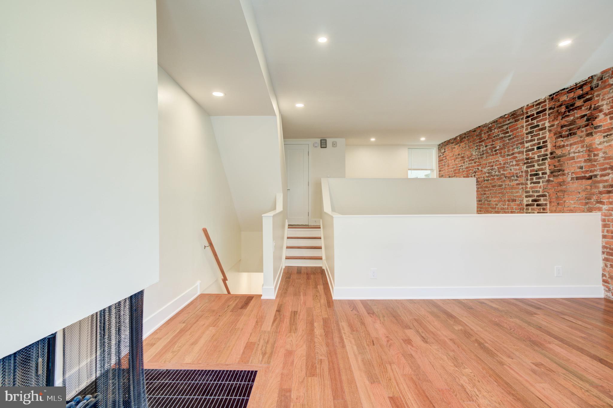 QUEEN VILLAGE - Residential