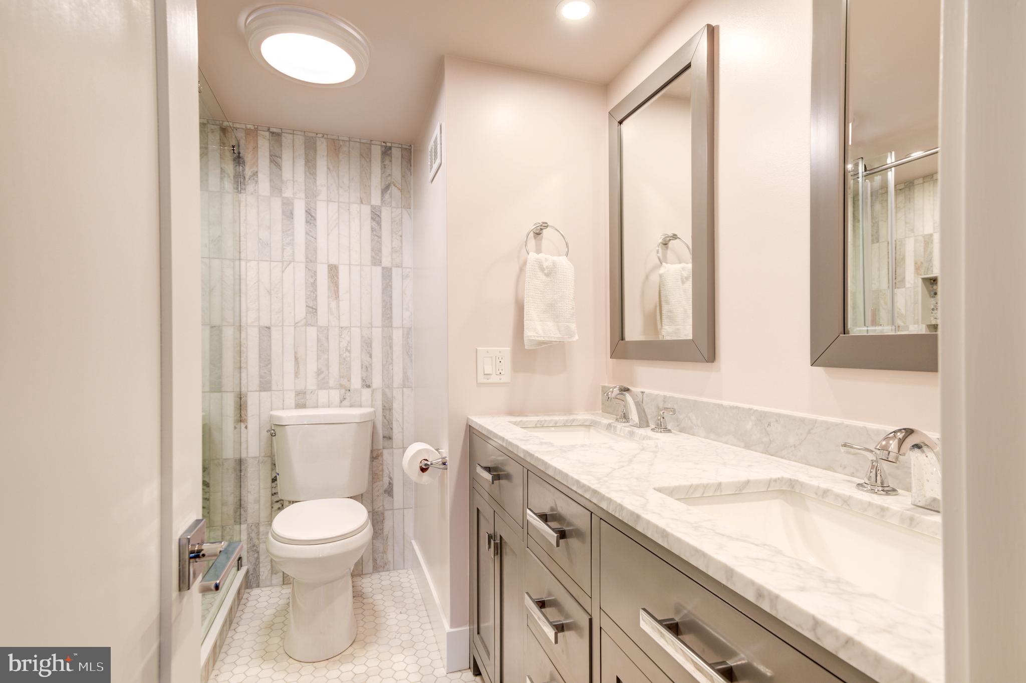 QUEEN VILLAGE - Residential