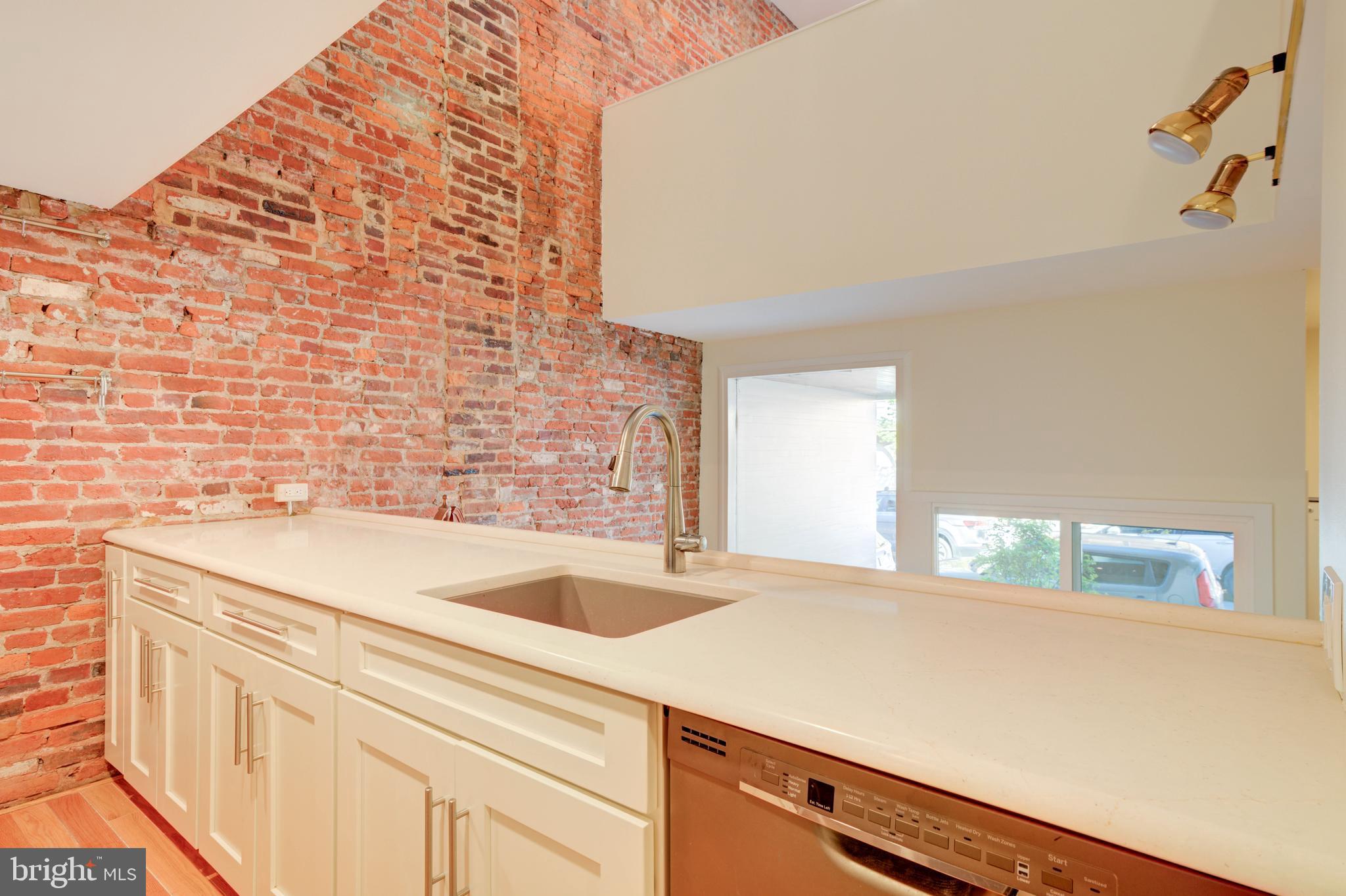 QUEEN VILLAGE - Residential