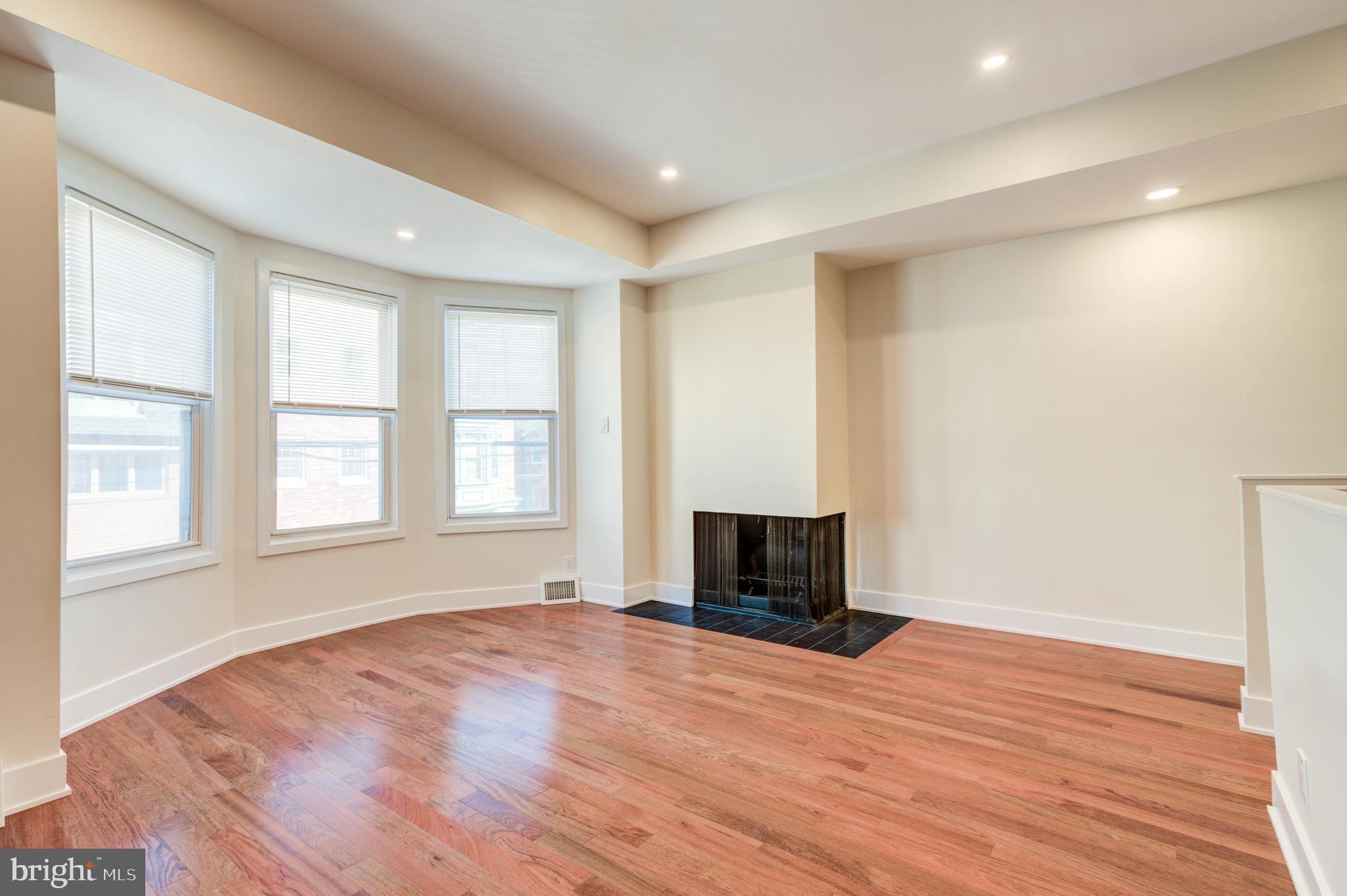 QUEEN VILLAGE - Residential