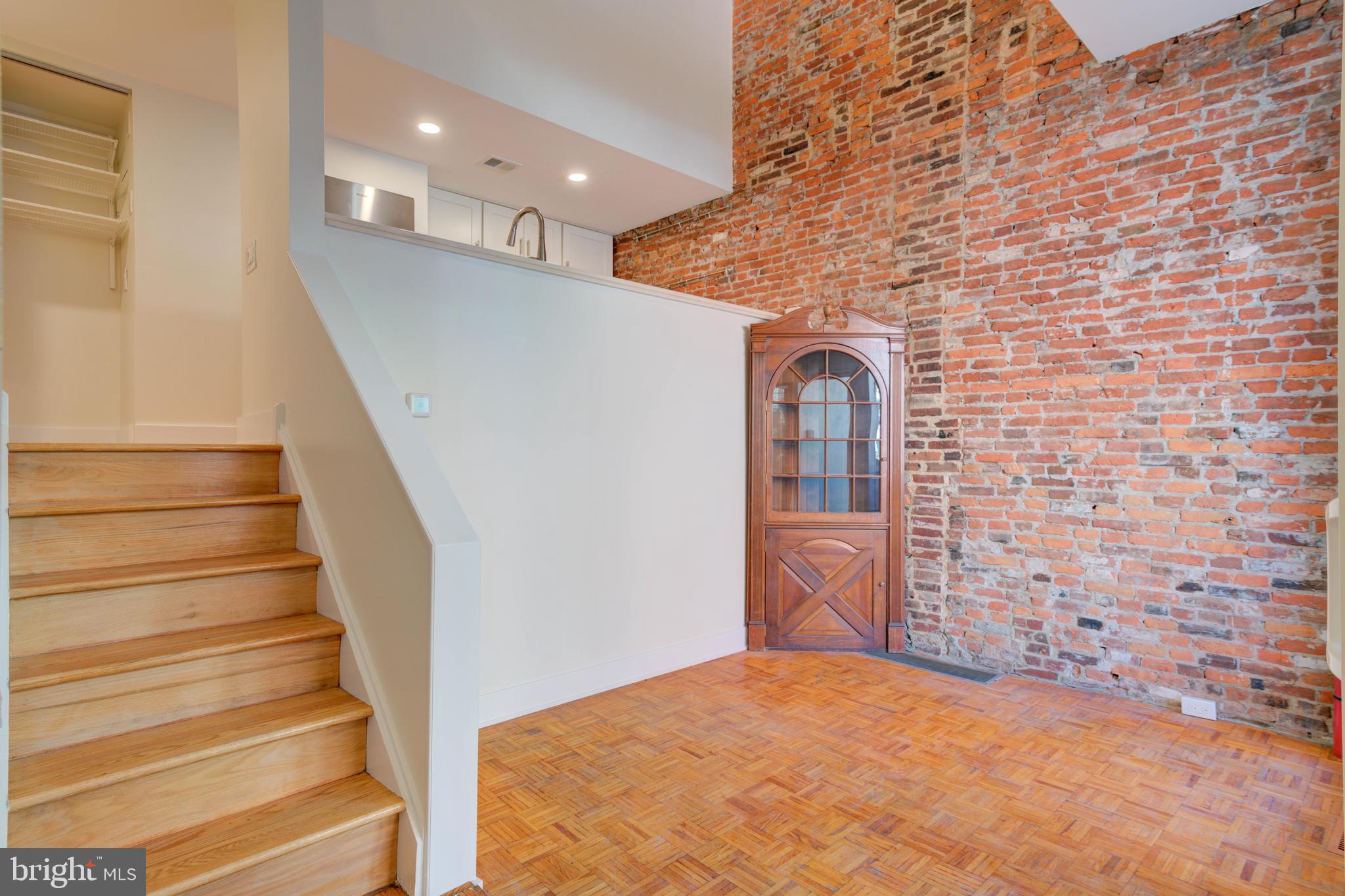 QUEEN VILLAGE - Residential