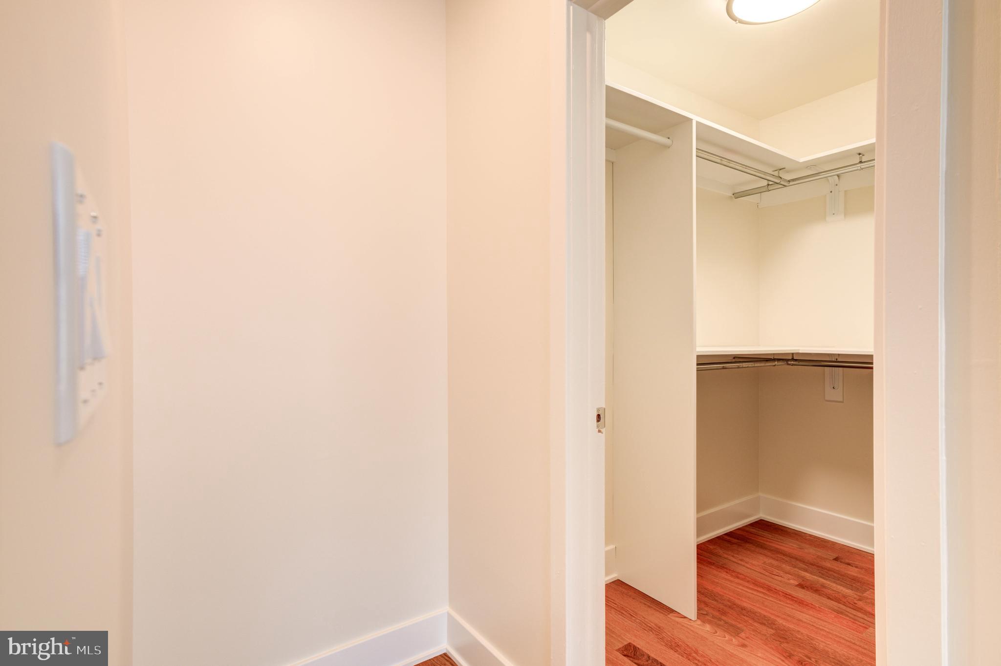 QUEEN VILLAGE - Residential