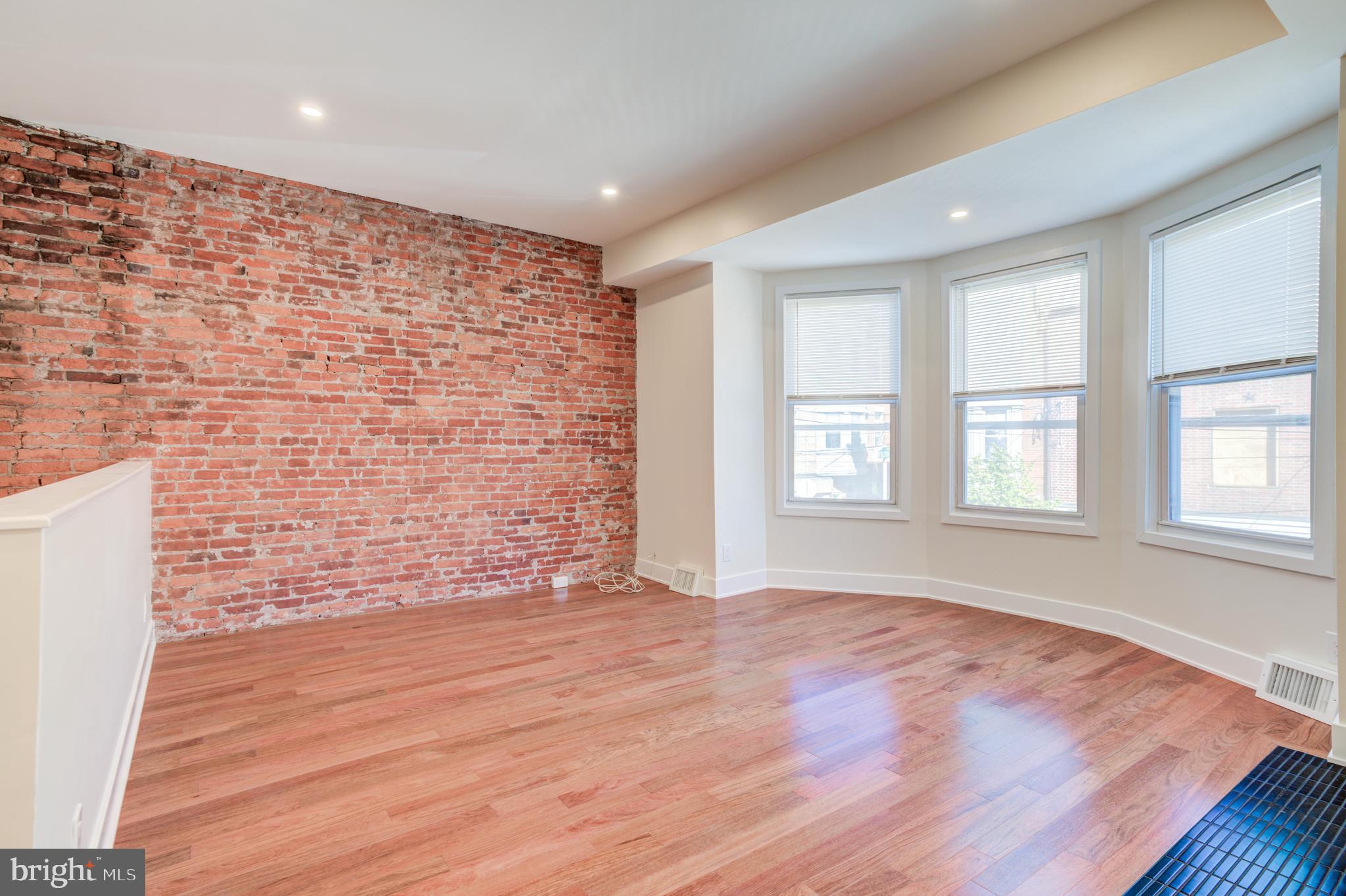 QUEEN VILLAGE - Residential