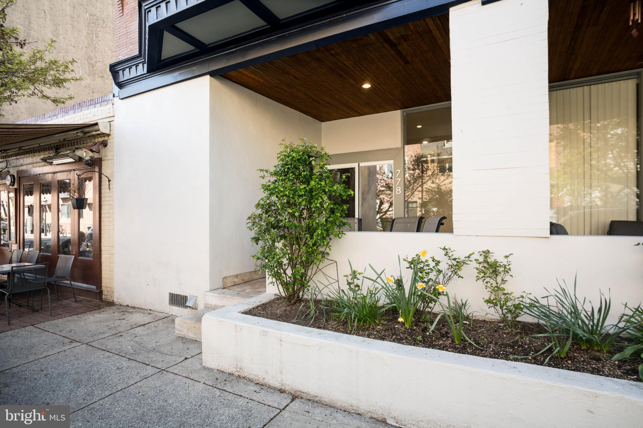 QUEEN VILLAGE - Residential
