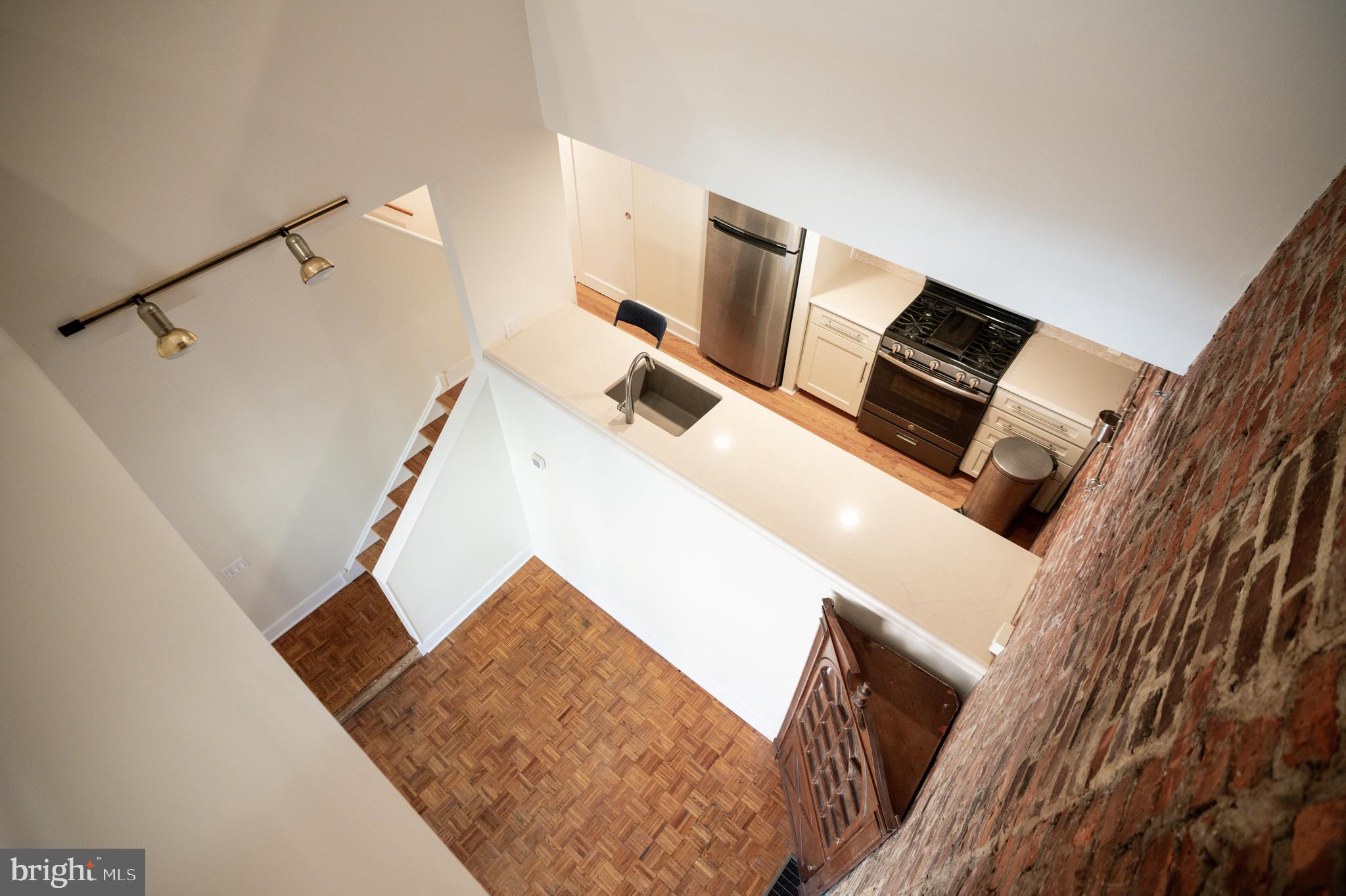 QUEEN VILLAGE - Residential