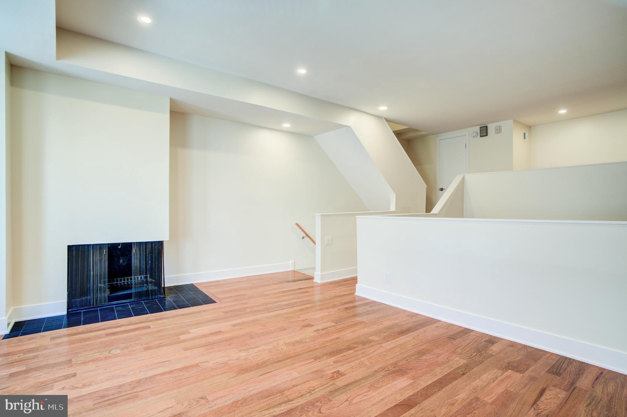 QUEEN VILLAGE - Residential