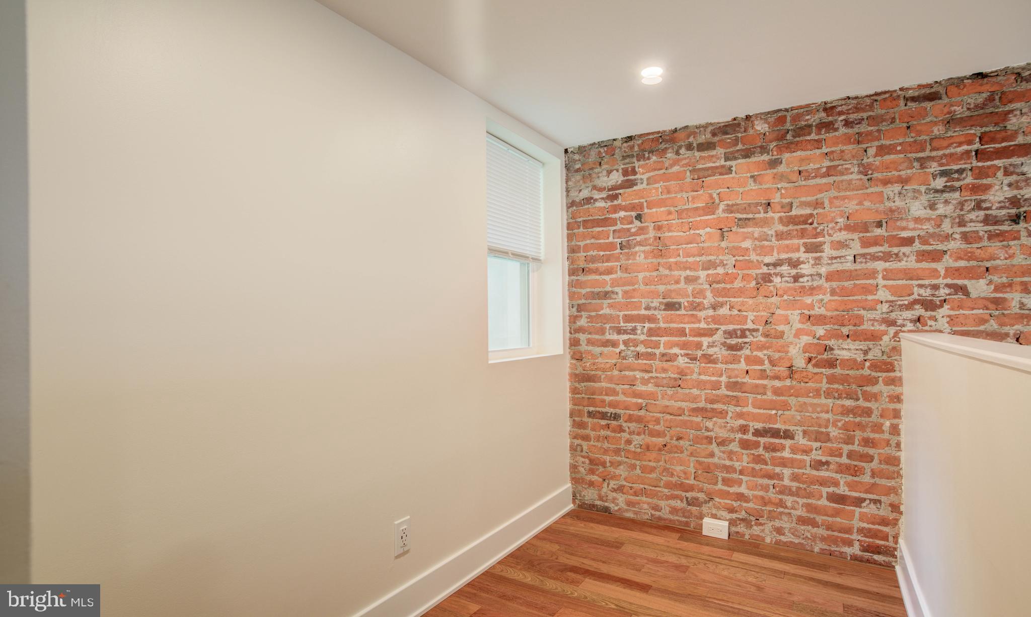 QUEEN VILLAGE - Residential