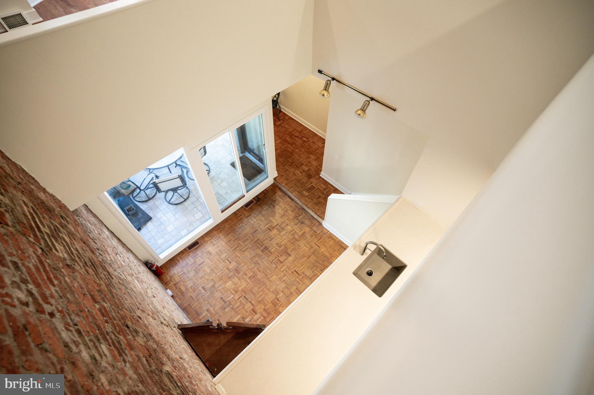 QUEEN VILLAGE - Residential