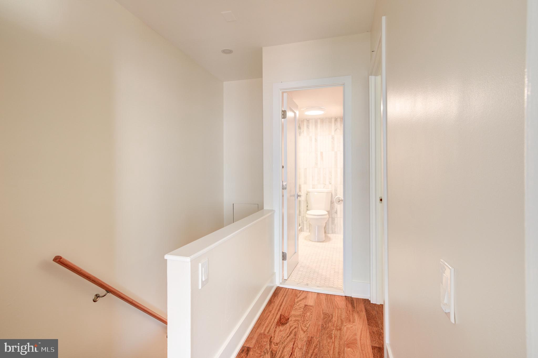 QUEEN VILLAGE - Residential