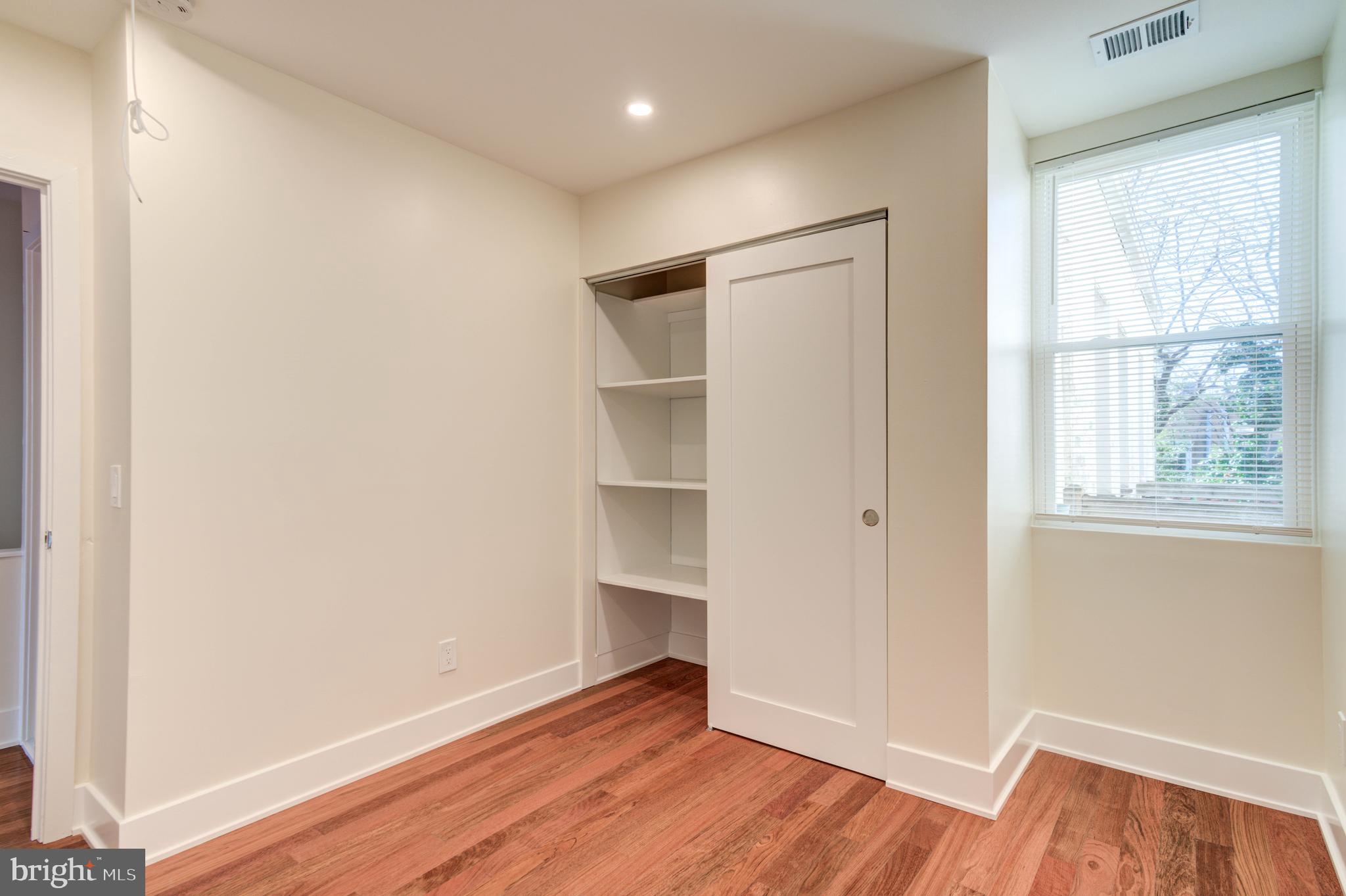 QUEEN VILLAGE - Residential