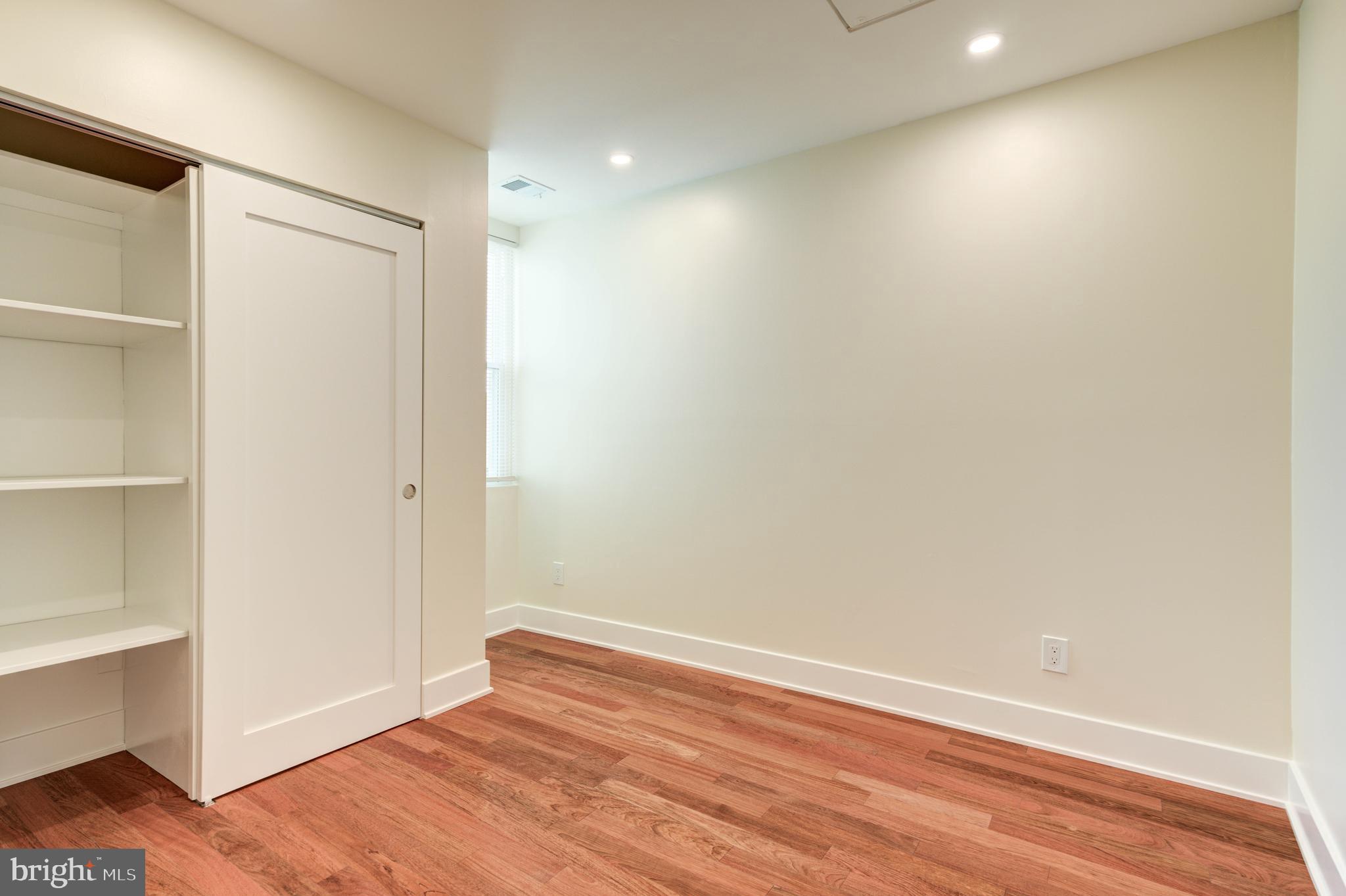 QUEEN VILLAGE - Residential