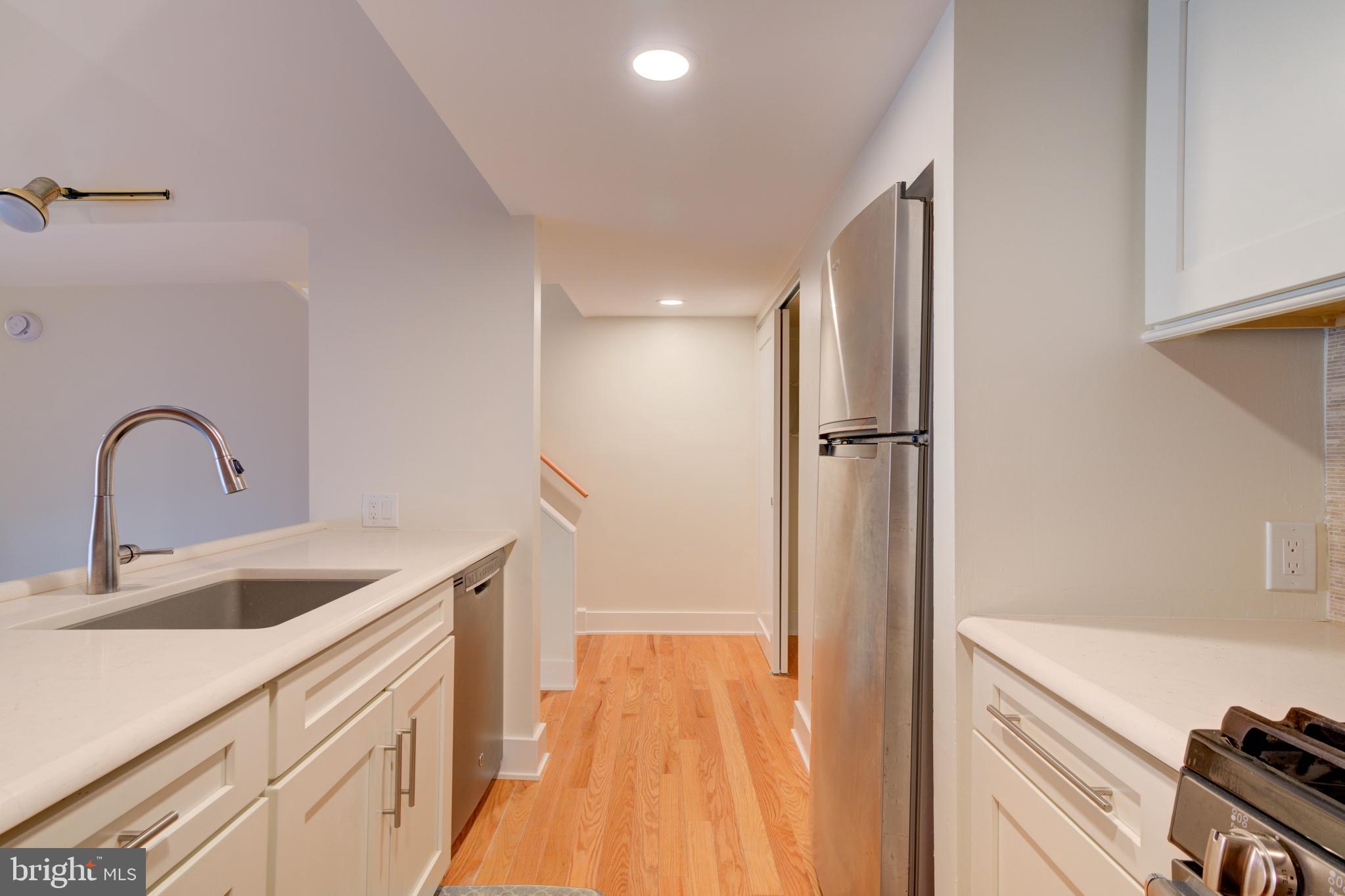 QUEEN VILLAGE - Residential