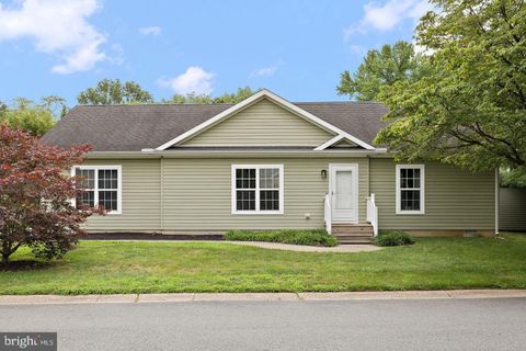 Homes For Sale - 16 Barberry Court<br/> NEWARK, DE 19702