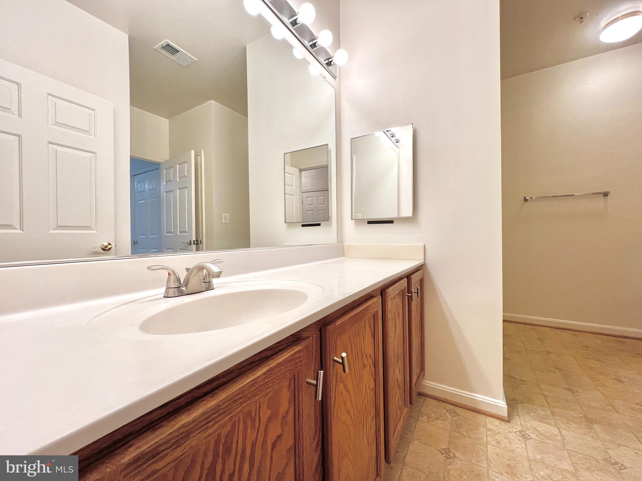 CAMERON GROVE CONDO VII> - Residential