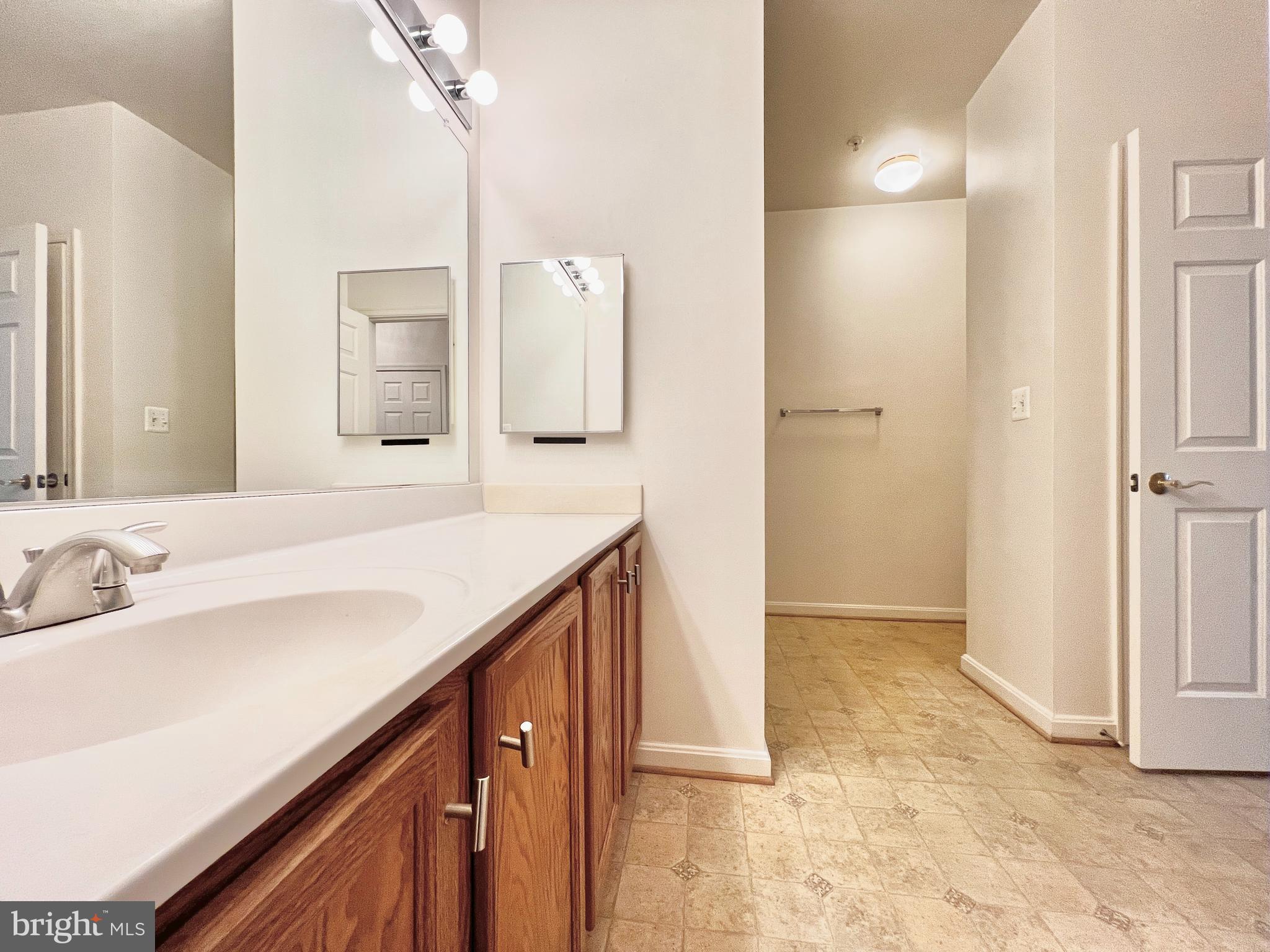 CAMERON GROVE CONDO VII> - Residential