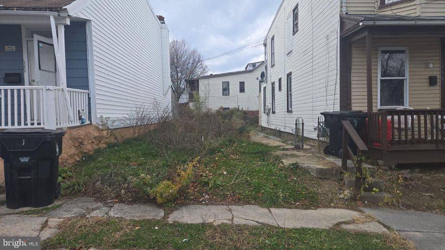 Clear, flat lot in 17103 ready for new construction. It is urban Harrisburg, near a Main Road. New homes in 
the area selling for $\$200k+$. Huge spread for builders. Investor layout works for a quick build or selling 
to neighbors for private garage/driveway. Priced to allow for equity creation.