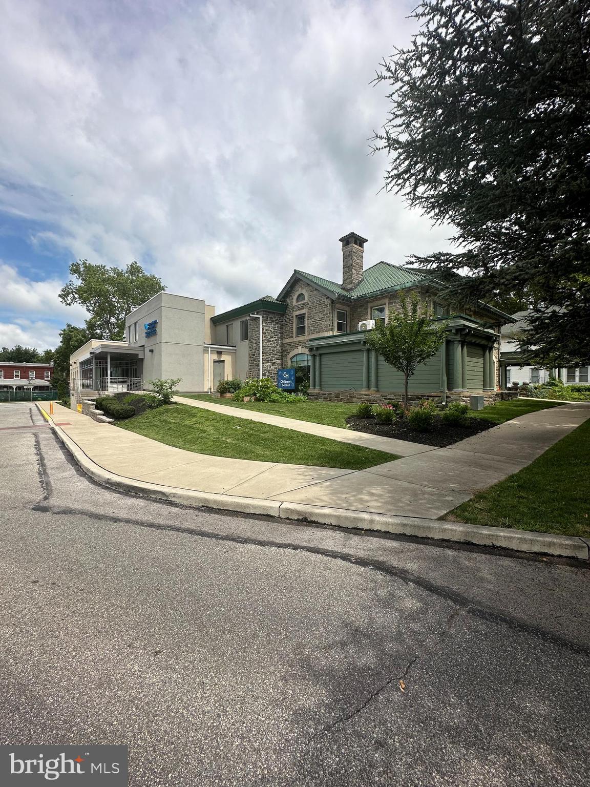 Main image without alt text