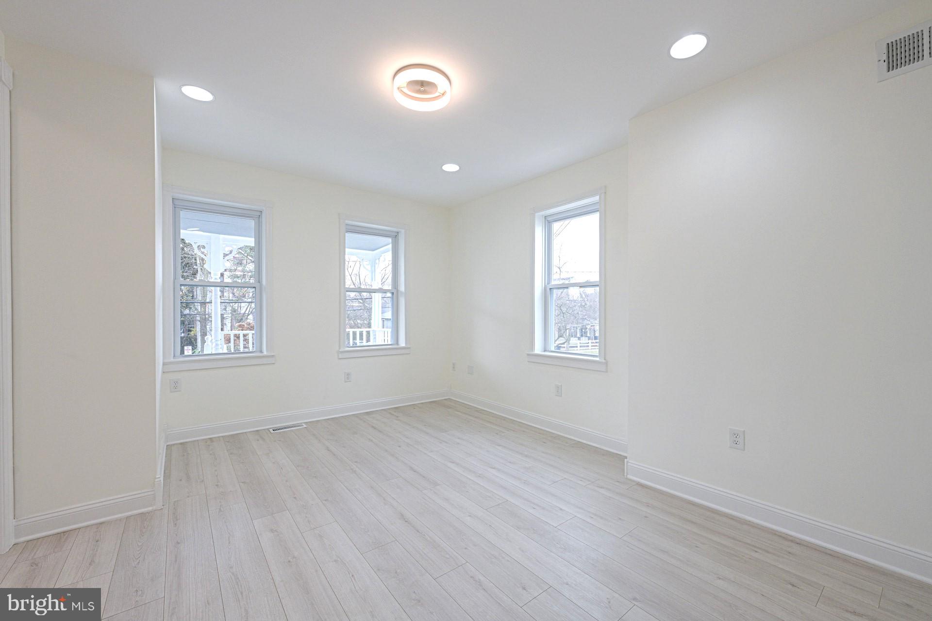 RIVERDALE - Residential