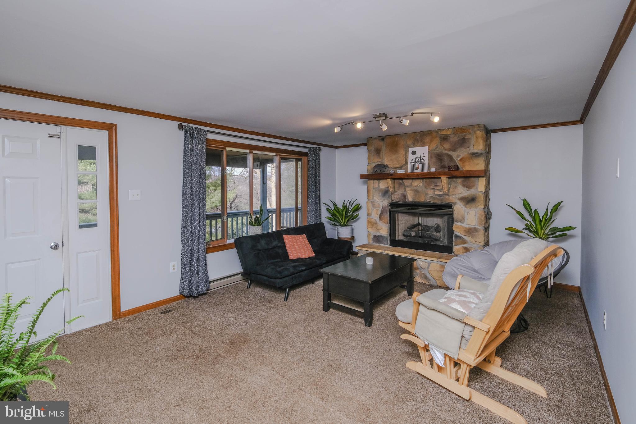 LAKE FRONT ROYAL - Residential