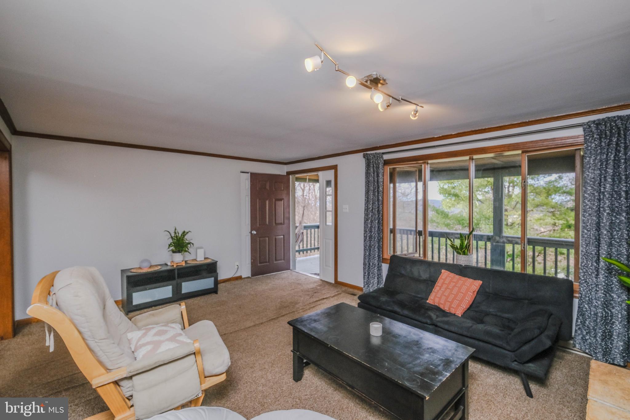 LAKE FRONT ROYAL - Residential