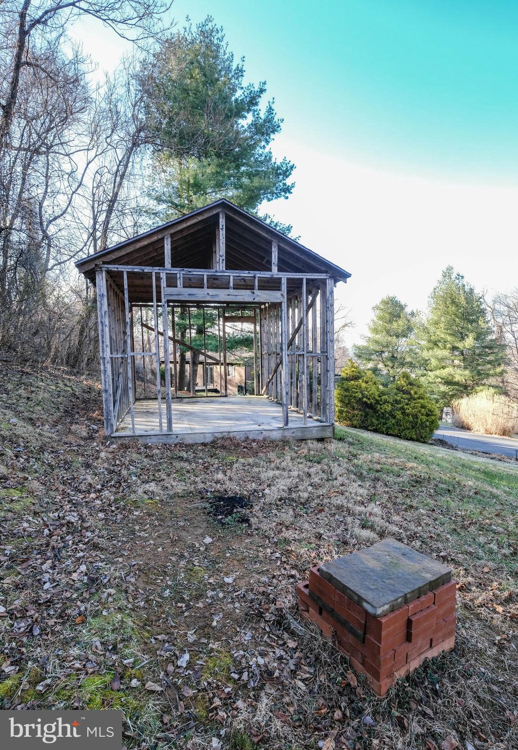 LAKE FRONT ROYAL - Residential