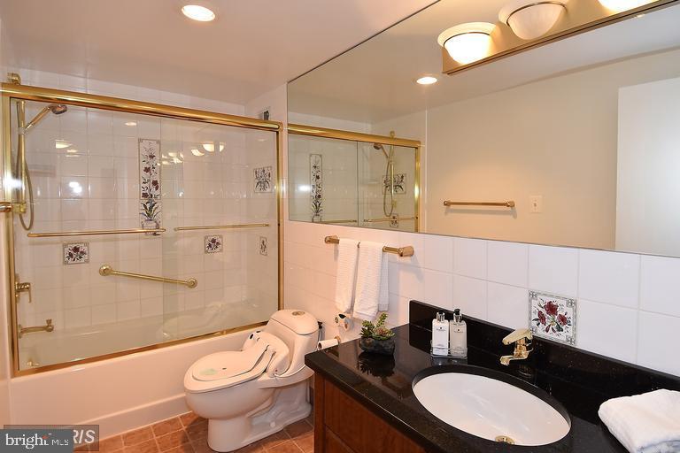 PROMENADE TOWERS - Residential Lease