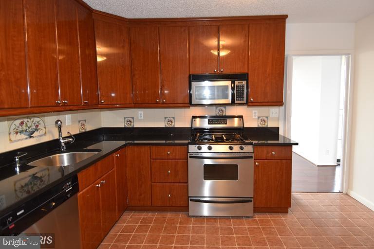 PROMENADE TOWERS - Residential Lease