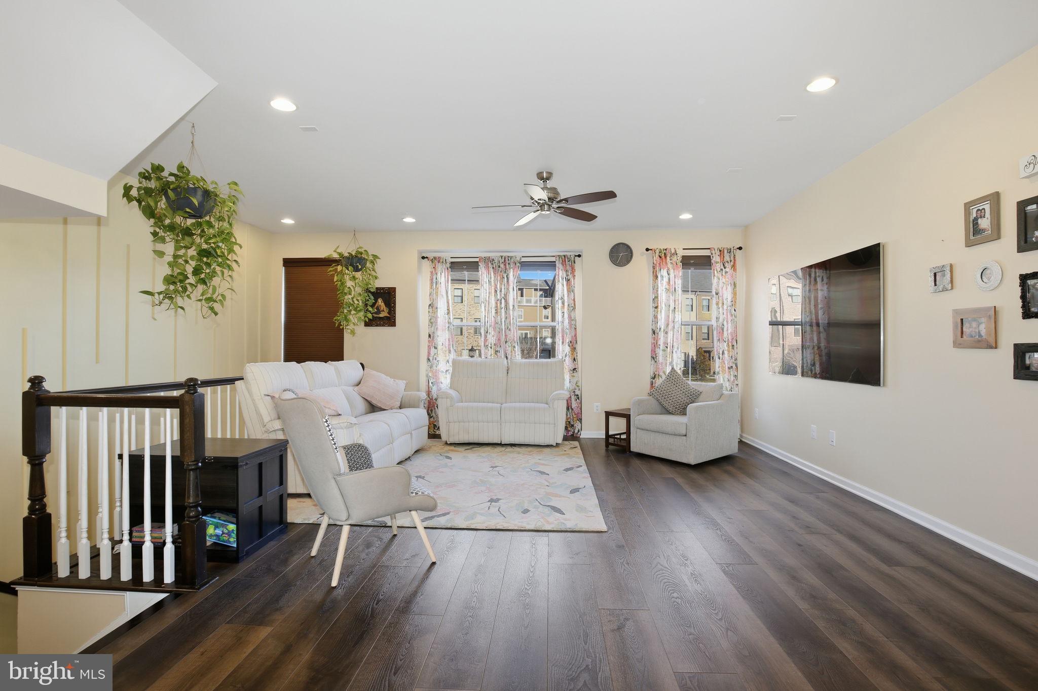 DISCOVERY SQUARE - Residential