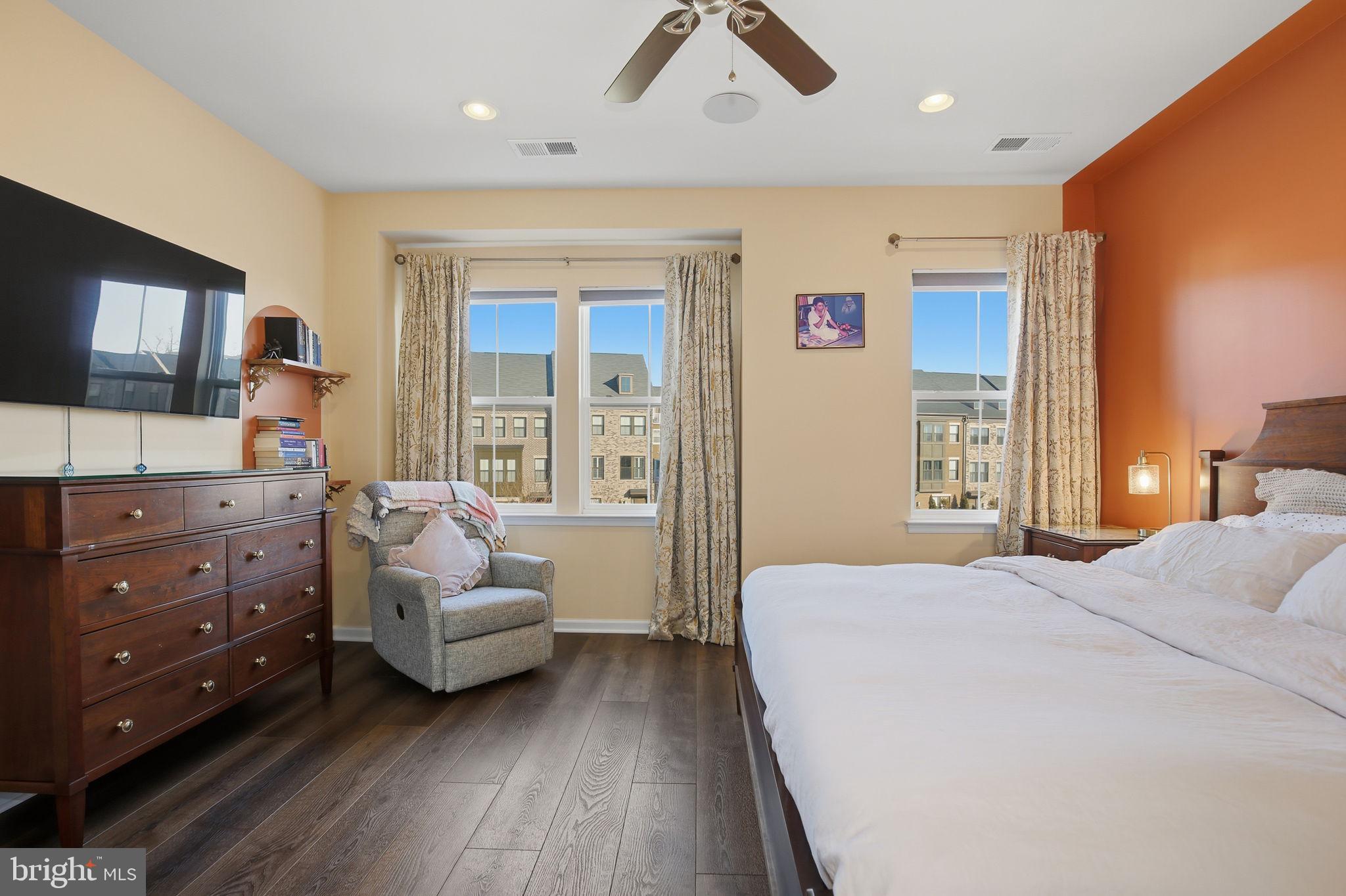 DISCOVERY SQUARE - Residential