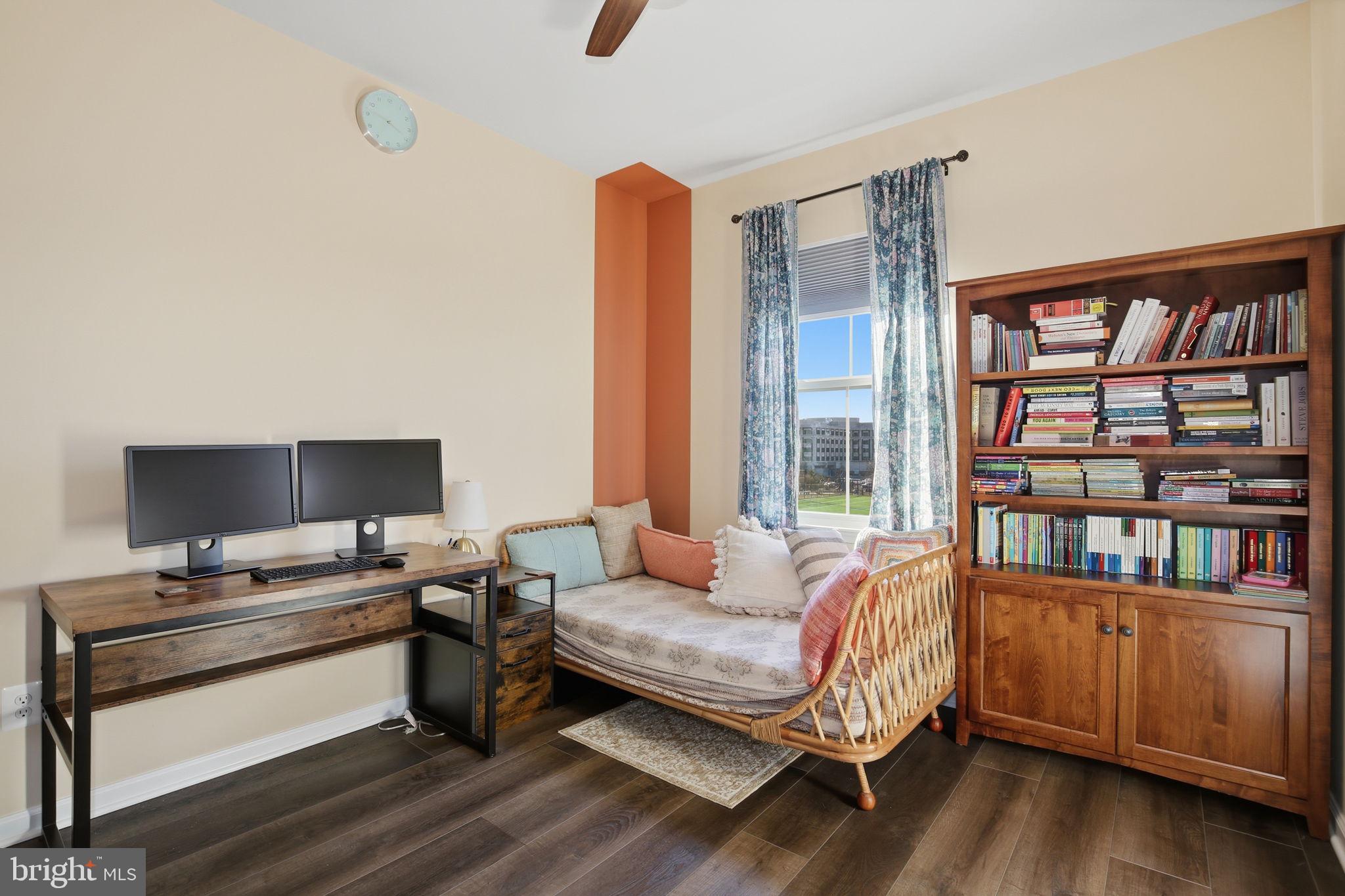 DISCOVERY SQUARE - Residential