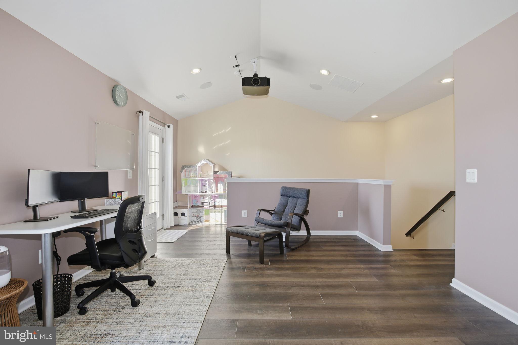 DISCOVERY SQUARE - Residential