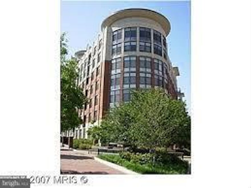 **LUXURY HI-RISE CONDO IN HART OF CLARENDON. *1BD/1BA W/GARAGE SPACE. *GRANITE COUNTER, S/S APPLIANCES. *AMENITIES  INCLUDING FITNESS CENTER, ROOF TOP POOL &...*2 BLOCK TO CLARENDON METRO. STEP TO WHOLE FOOD, STORES & RESTAURANTS.
