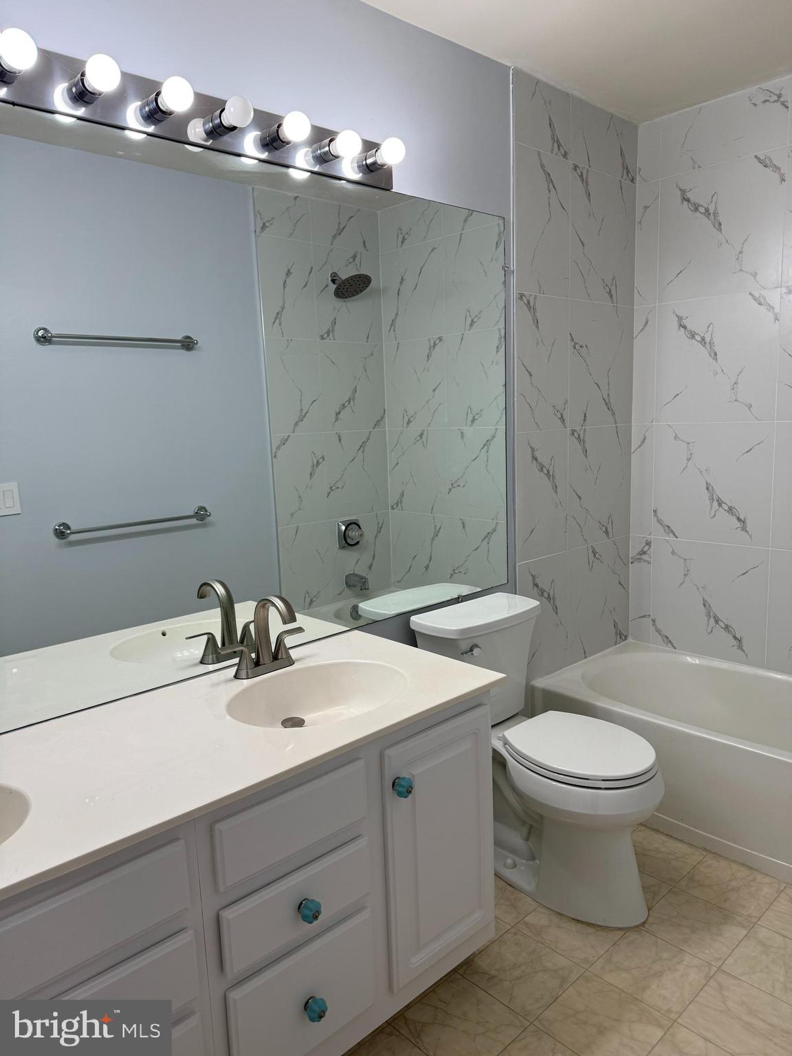 THE COURTS OF FOX MILL - Residential