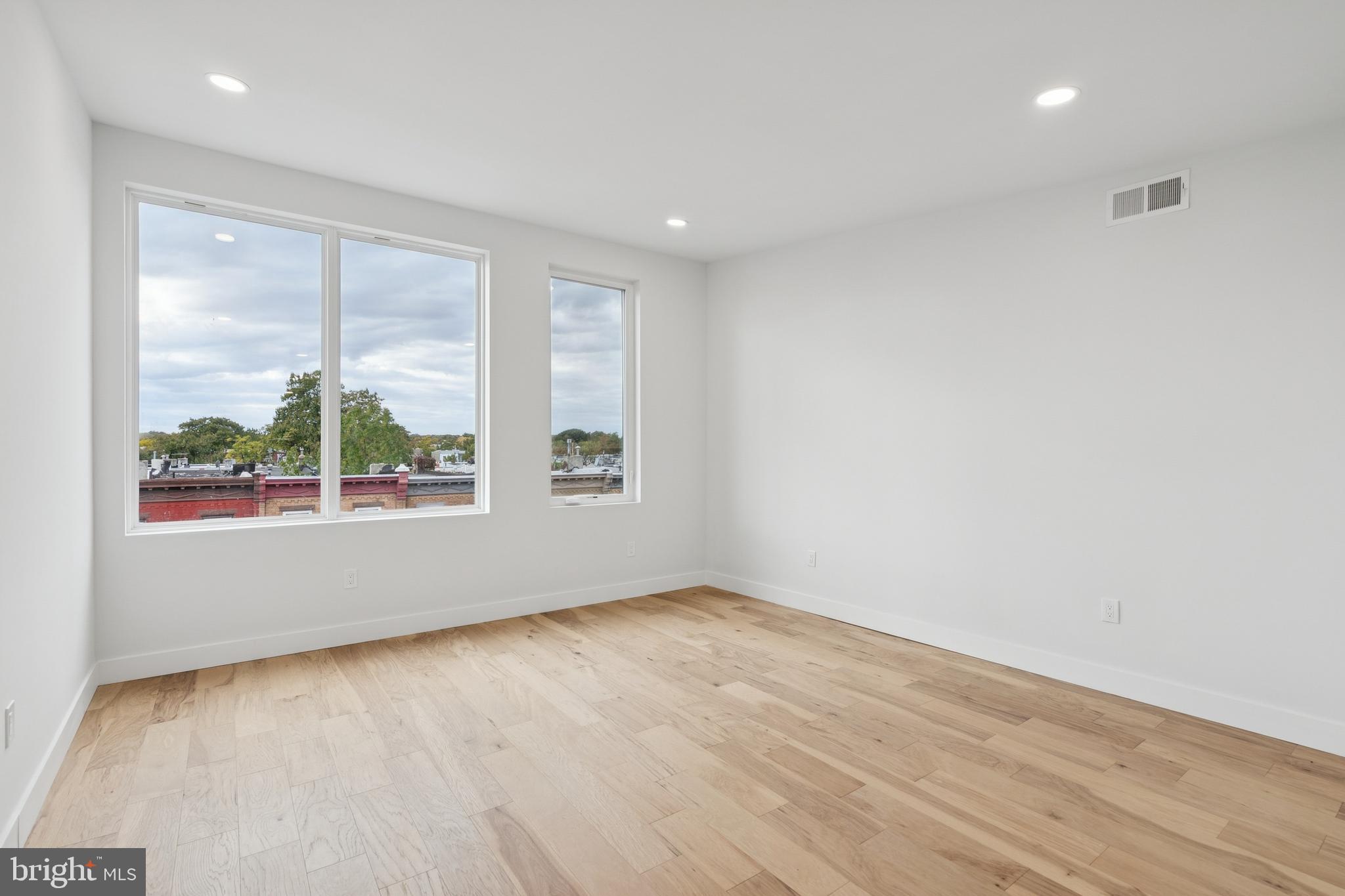 STRAWBERRY MANSION - Residential