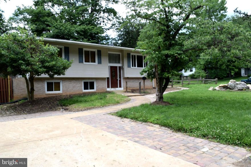 Shining WOOD FLOORS , RENOVATED KITCHEN & BATHS .  Corner lot SPLIT FOYER in the FAIRFAX VILLA SUBDIVISION & best SCHOOL DISTRICT. Walk to GMU & elementary school . Step to GMU & FF Court house . Commuters' dream : easy access to 123,236,50, 66 & BRADDOCK  Rd . Reasonable price : $480K to be quick sale !