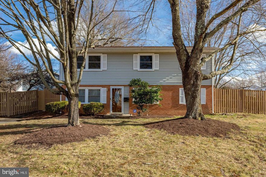 Welcome! This home has new paint throughout with new reset lights* laminate floors* granite countertops in the kitchen with ceramic backsplash and a gas stove* 
This home offers a fresh home feel. Enjoy the fully fenced backyard, which is great for entertaining or relaxing. Close to all major shopping centers, major roadways, and much more*