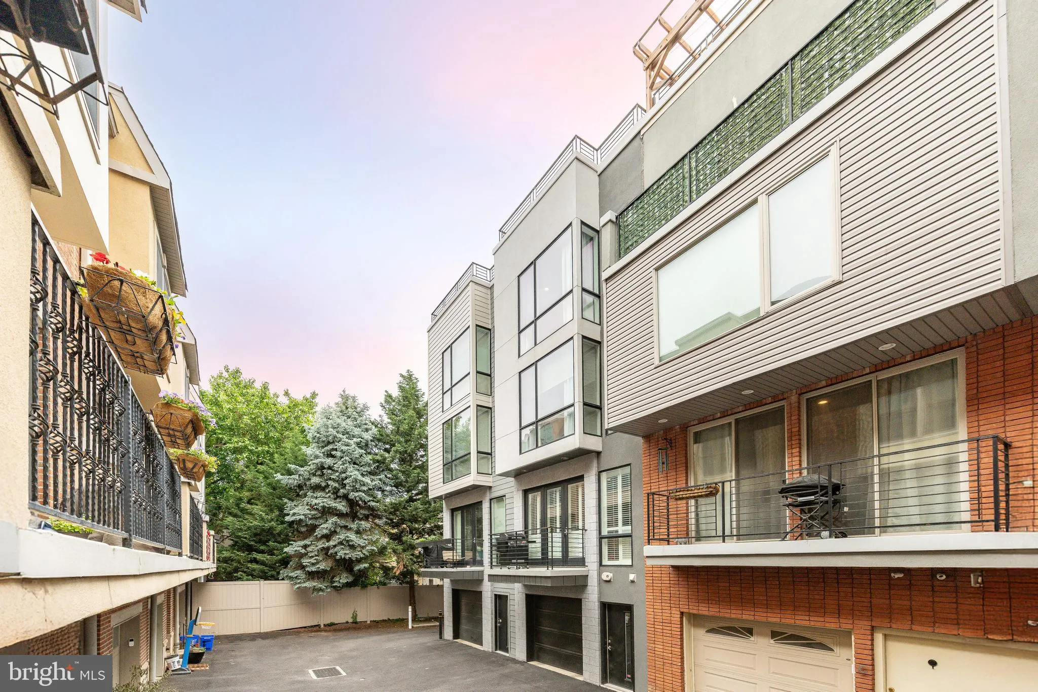 Philadelphia, Pennsylvania 19123, United States, 4 Bedrooms Bedrooms, ,4 BathroomsBathrooms,Residential,Active,151024