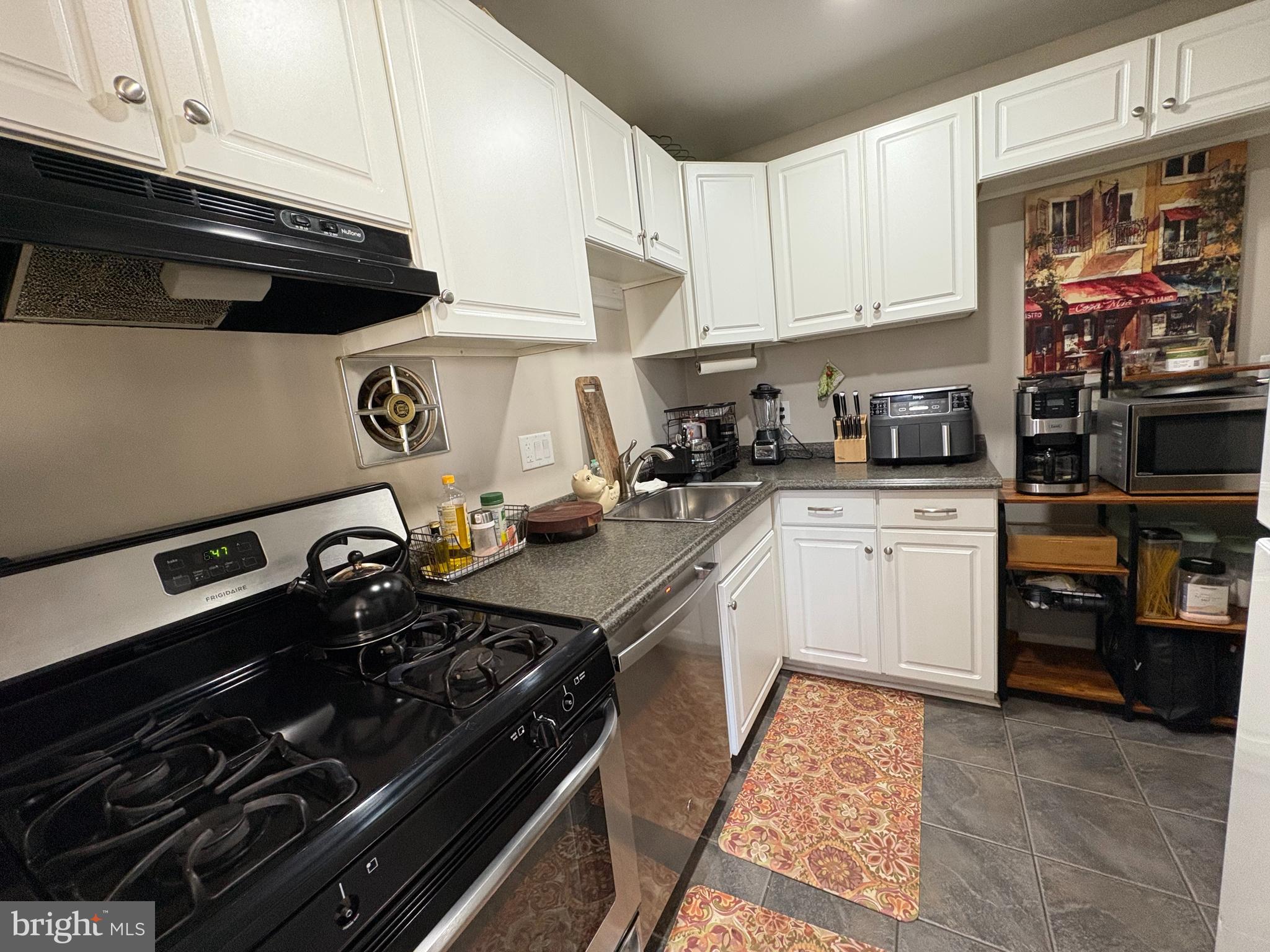 COUNTRY CLUB GREEN - Residential Lease