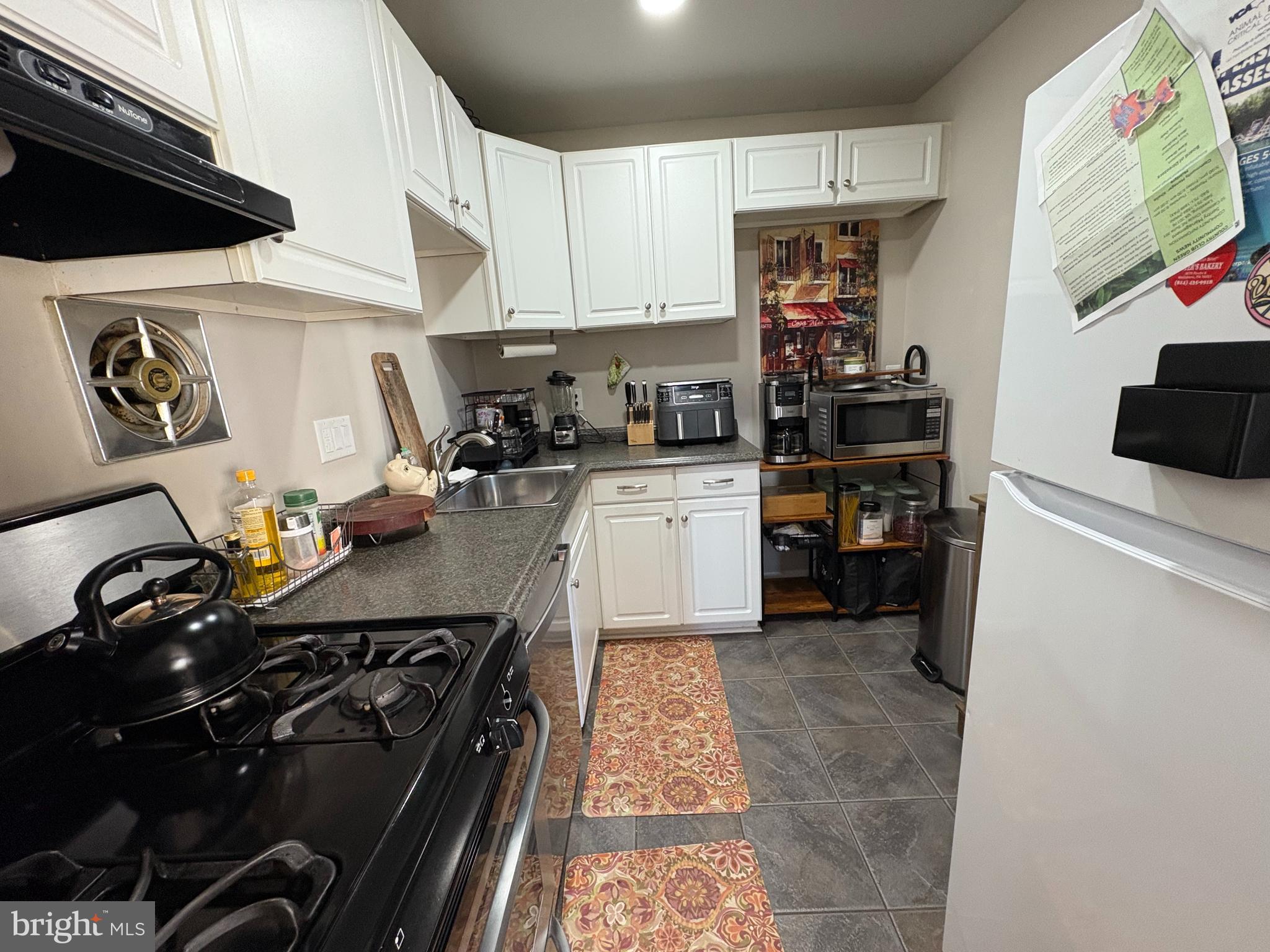 COUNTRY CLUB GREEN - Residential Lease