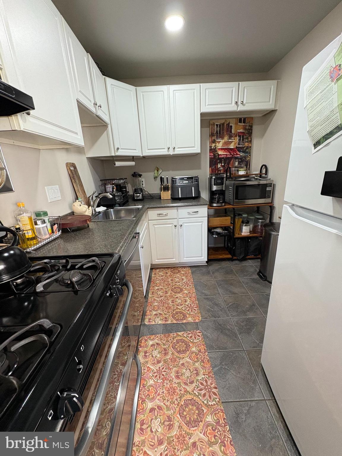 COUNTRY CLUB GREEN - Residential Lease