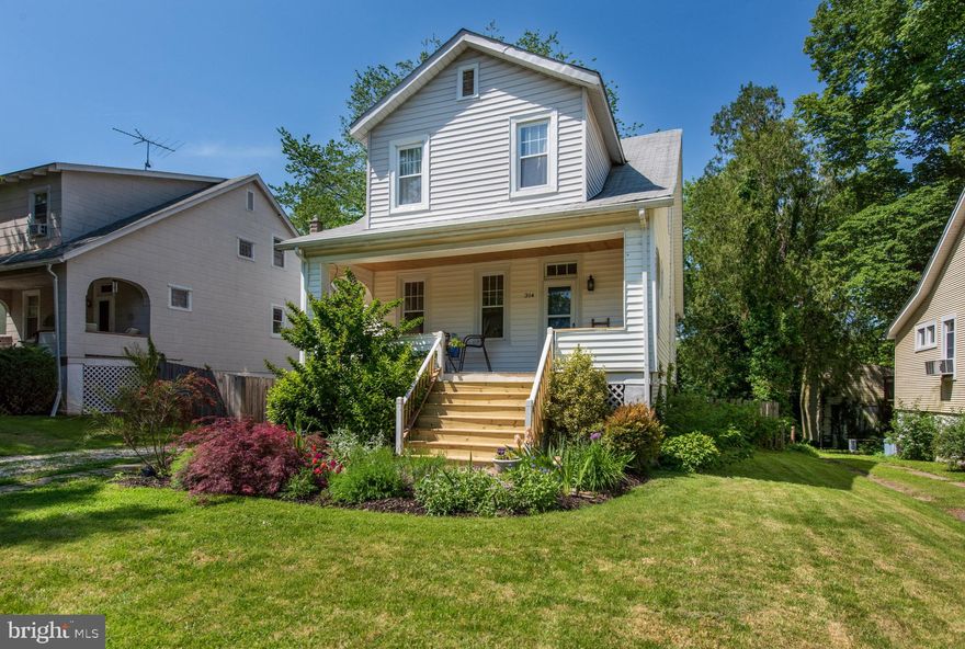 Comfortable cottage in  historic Radnor Winston community by Loyola and Notre Dame campuses. Updated kitchen;  two-zone central air, screened rear porch; detached garage, large fenced yard.  Walk-out basement with extra high ceilings. Home Warranty.