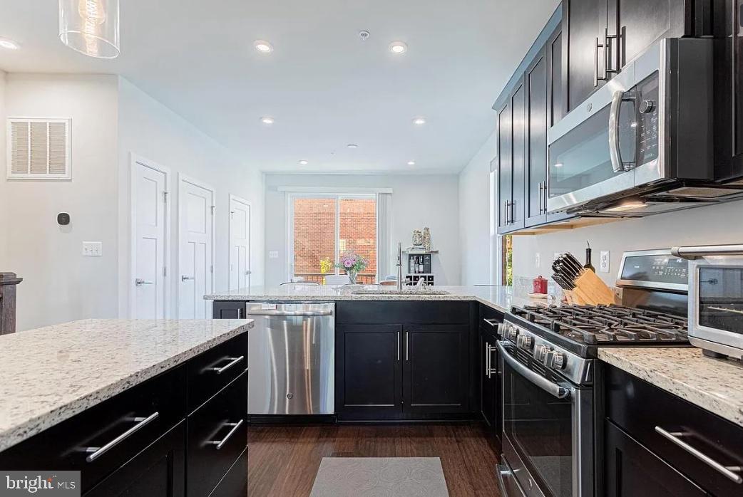 EDITORS PARK - Residential Lease