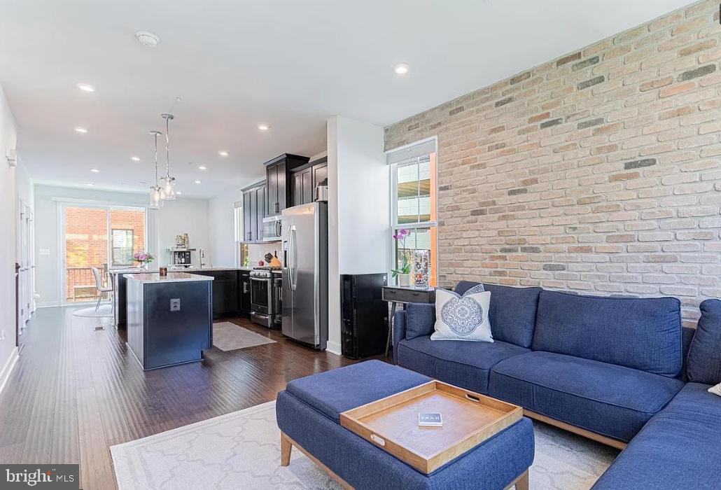 EDITORS PARK - Residential Lease