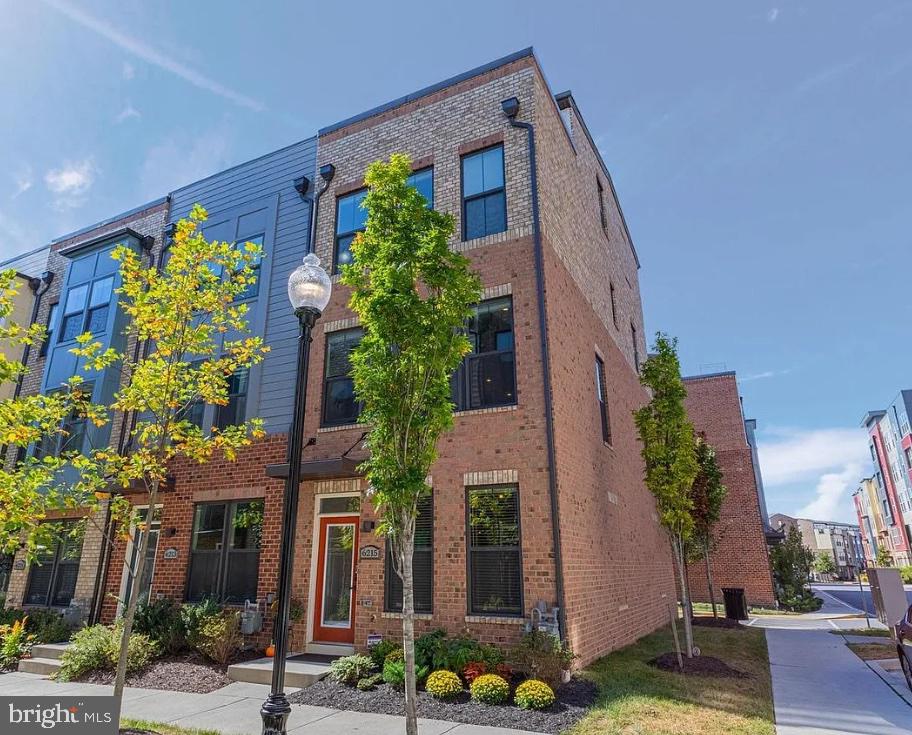 EDITORS PARK - Residential Lease