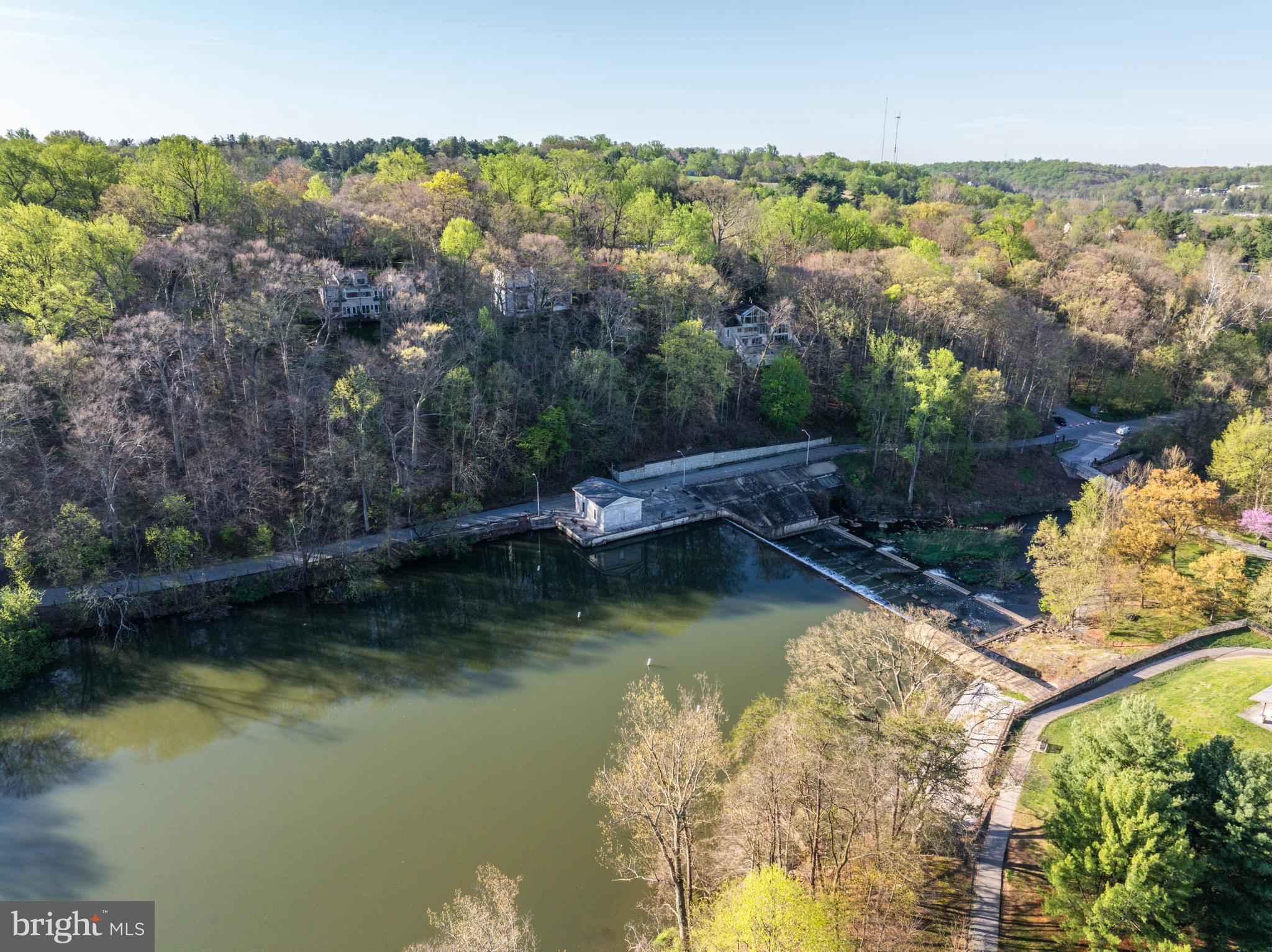 LAKE ROLAND - Residential